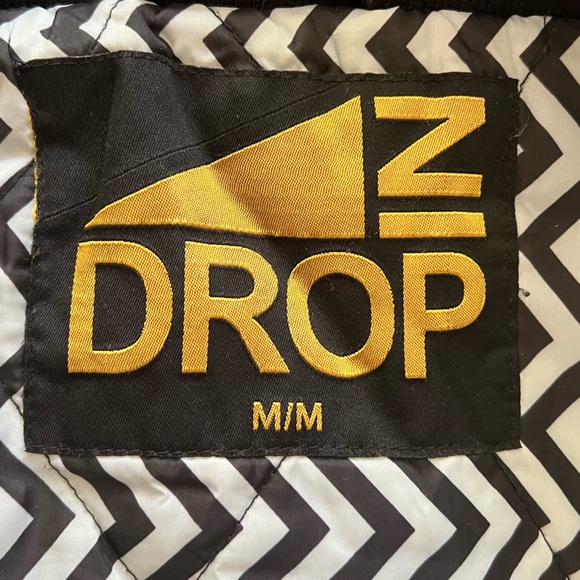 Medium men’s puffy cotton outer layer. Has a hood with removable fuzzy lining. - Picture 2 of 4